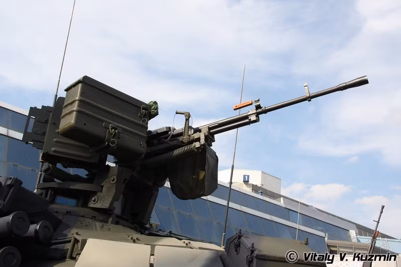 Dòng súng máy hạng nặng NSV vốn thường không xa lạ, vì gần như một nửa số xe tăng hiện đại trên thế giới ngày nay đang trang bị loại súng máy này. Trong ảnh là khẩu NSV trang bị trên một dòng tăng hiện đại có nguồn gốc Nga-Xô. Nguồn ảnh: Vitaly