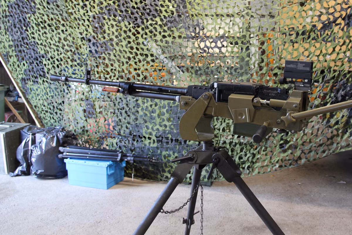 Thiết kế súng có tay cầm phụ đằng trước giúp cho việc di chuyển súng một cách dễ dàng. Nguồn ảnh: commons