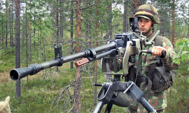 Với hỏa lực mạnh mẽ, súng có thể khạc ra những tràng đạt cỡ 12,7mm để tiêu diệt các mục tiêu, thậm chí các xe bọc thép hạng nhẹ. Nguồn ảnh: Small Arms Defense