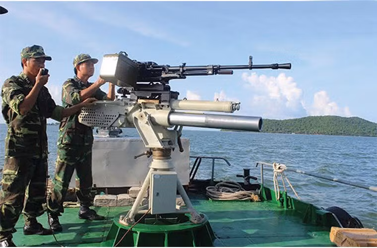 Hiện nay, Việt Nam có khá nhiều dòng súng máy hạng nặng, tuy nhiên phổ biến nhất vẫn là khẩu DShK 12,7mm huyền thoại. Bên cạnh đó, đáng ngạc nhiên Việt Nam đã mua giấy phép và sản xuất trong nước thành công cả dòng súng máy NSV 12,7mm tiên tiến của Nga. Nguồn ảnh: Cảnh sát biển