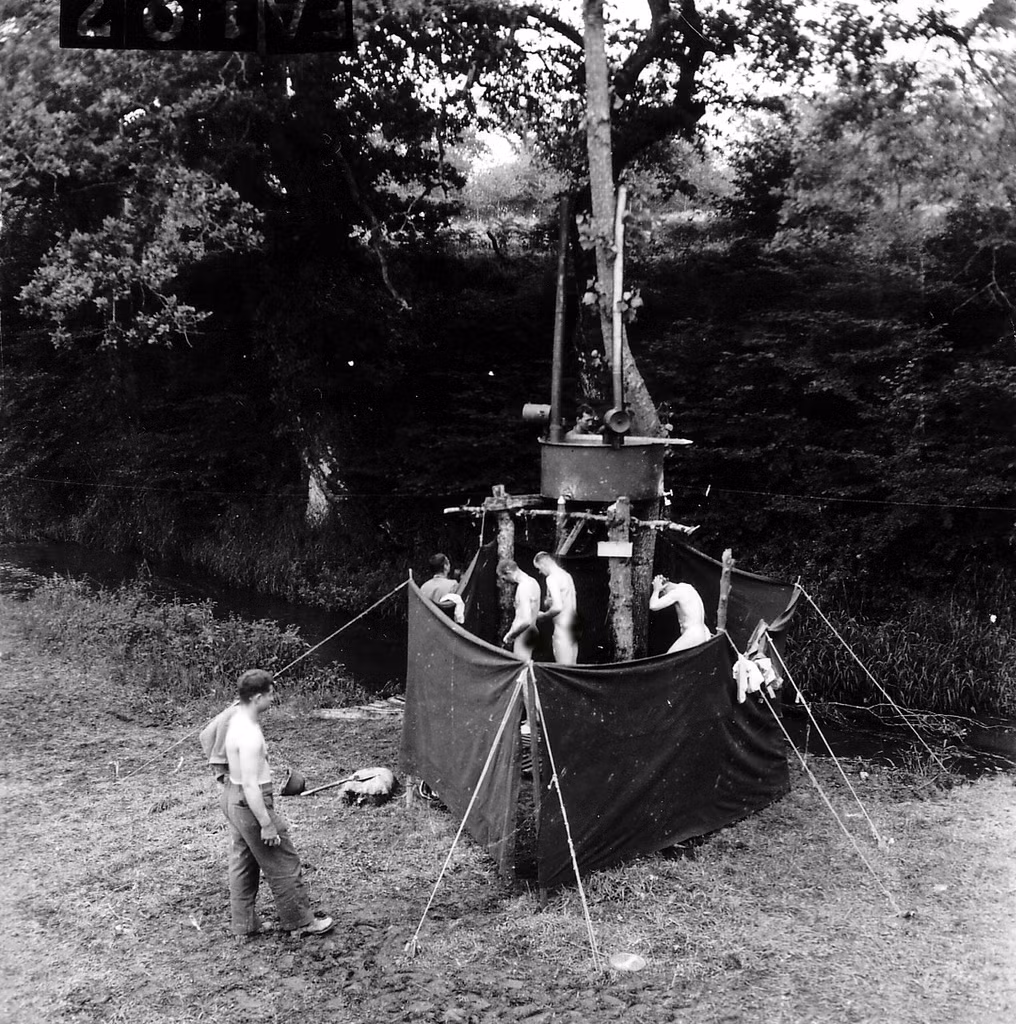 Mặc dù được cấp trên lưu ý rất nhiều, tuy nhiên do điều kiện khó khăn thời chiến, binh lính chỉ có thể dược tắm khoảng mỗi tuần một lần, thậm chí ít hơn tùy tình hình chiến sự. Nguồn ảnh: WW2.