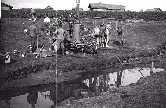 Hiểu được điều đó, lực lượng hậu cần trong chiến tranh thế giới thứ hai phải chuẩn bị cả... nước nóng cho binh lính bất cứ khi nào có thể. Ngoài việc pha cafe, pha trà, sát trùng dụng cụ cứu thương, nước nóng còn có vai trò cực kỳ quan trọng đó là cho binh lính tắm. Nguồn ảnh: Pinterest.