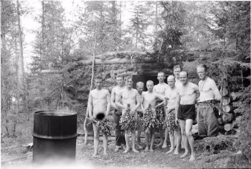 Một căn hầm xông hơi giữa chiến trường. Binh lính Liên Xô chính là những binh lính có sở thích xông hơi nhiều nhất, vậy nên cũng dễ hiểu tại sao trong thời khắc chiến đấu quan trọng, họ vẫn đủ "bình tĩnh" để xây dựng những nhà tắm xông hơi giữa chiến trường như thế này. Nguồn ảnh: Ink.