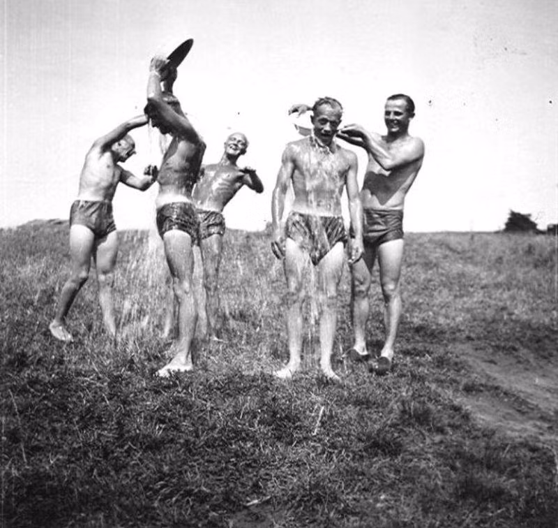 Vào mùa hè, khi nhiệt độ có thể lên tới khoảng 20 độ C, những người lính tham gia chiến tranh thế giới thứ hai có thể thoải mái tắm bằng nước giếng, nước sông mà không cần tới nước nóng. Nguồn ảnh: Curious.