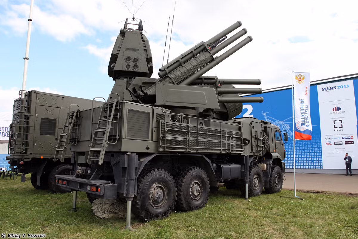 Hệ thống phòng không tích hợp Pantsir-S1 với radar mới dường như mới xuất hiện tại Syria cách đây không lâu. Có lẽ hệ thống phòng không tối tân này là một phần trong kế hoạch tăng cường sức mạnh của Nga tại Syria. Ảnh: Vitalykuzmin
