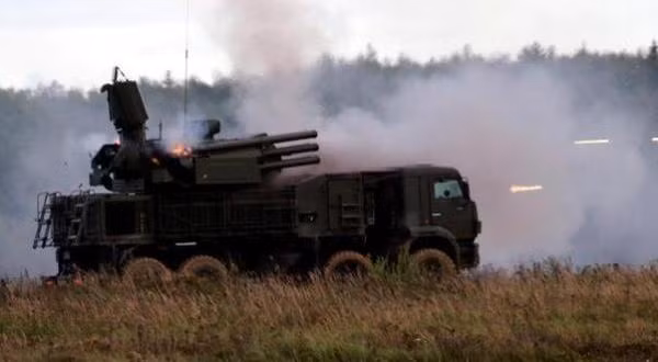 Pantsir-S2 được đánh giá có hiệu suất tác chiến vượt trội. Tầm trinh sát của hệ thống được nâng lên 40 km, tấn công mục tiêu ở cự ly 24-28 km. Hệ thống có khả năng tấn công đồng thời 12 mục tiêu trong vòng một phút. Ảnh: WP