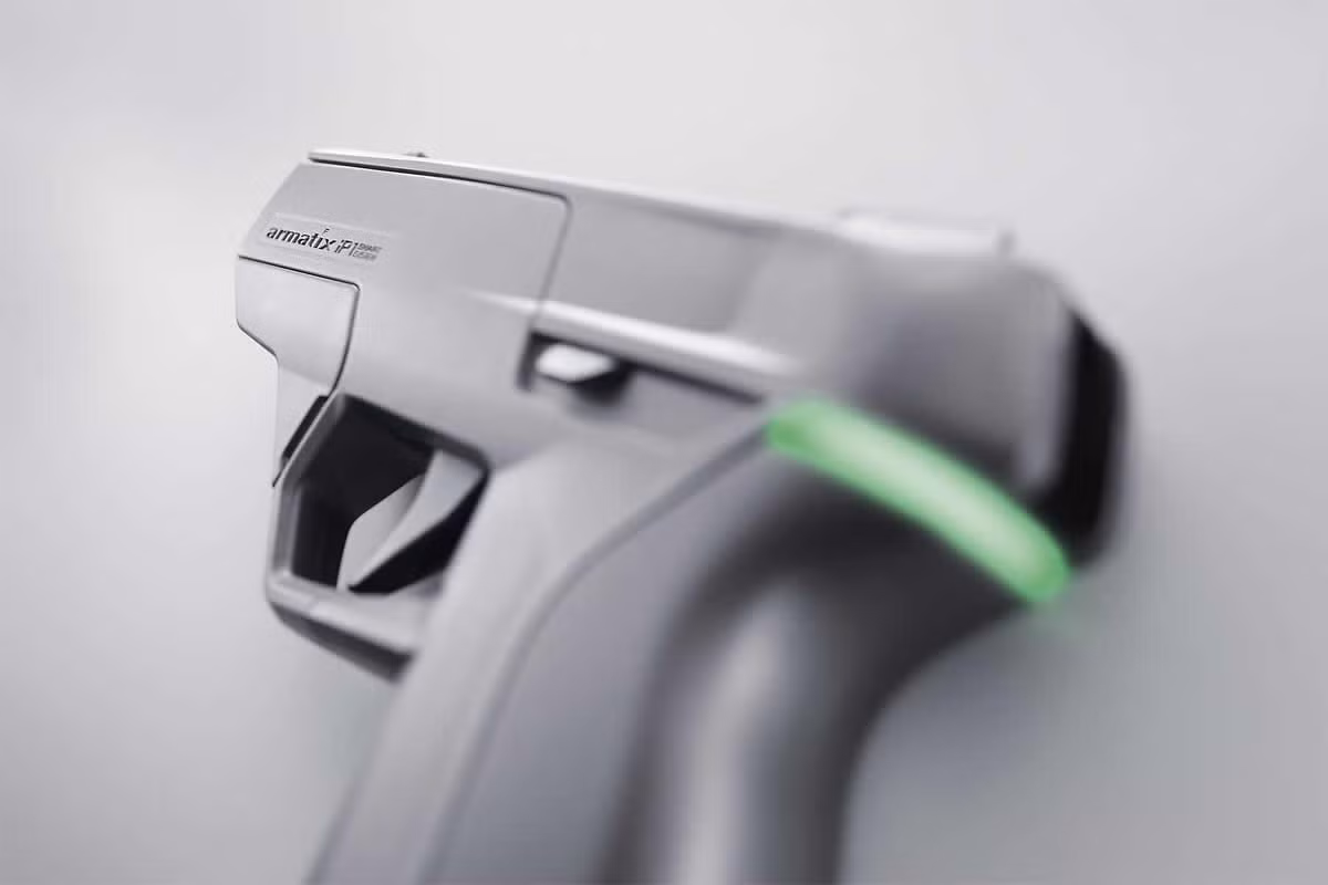 Chỉ khi chủ nhân cho phép qua hệ thống điều khiển trên đồng hồ, đồng nghĩa với dải sáng màu xanh phát sáng, lúc đó súng mới sẵn sàng khai hỏa. Nguồn ảnh: Digital Trends