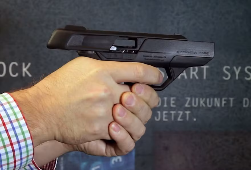 Chiếc đồng hồ có thể nhanh chóng khóa an toàn súng từ xa, khiến cho khẩu súng không thể khai hỏa. Nguồn ảnh: Suggest