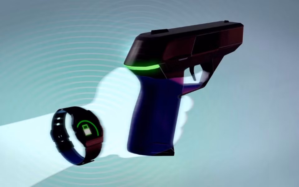 Điều đặc biệt là súng được hỗ trợ quyền điều khiển thông qua nhận dạng tầng số radio. Có nghĩa là súng sẽ được liên kết với đồng hồ thông minh, súng chỉ có thể khai hỏa khi cách đồng hồ không quá 25mm. Nguồn ảnh: Aj Jazeera