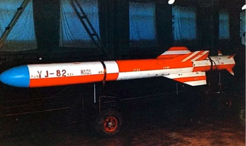 Một mẫu tên lửa chống hạm khác nhiều khả năng được Triều Tiên có được từ Trung Quốc là tên lửa chống hạm C-802 biến thể xuất khẩu của tên lửa YJ-82, thậm chí C-802 còn phổ biến tới mức Bình Nhưỡng có thể mua nó ở bất kỳ đâu trên thị trường chợ đen mà không cần qua Trung Quốc. Nguồn ảnh: Defense Media.