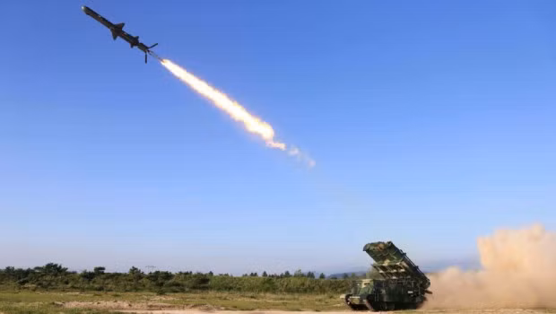 Như vậy cơ bản Triều Tiên đã có thể triển khai được tên lửa chống hạm KN-09 trên hai nền tảng chính gồm trên hạm và trên mặt đất. Đây sẽ là lực lượng phòng thủ bờ biển đáng gớm của Triều Tiên trong tương lai gần. Đó là chưa kể việc Triều Tiên vẫn đang tiếp tục phát triển loại tên lửa chống hạm này. Nguồn ảnh: The Street Journal.