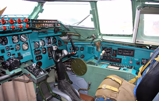 Các bảng điều khiển được di rời sang hai bên phi công, điều đó đồng nghĩa với việc mỗi phi công sẽ có hai bảng điều khiển giống hệt nhau và có chức năng tương tự ở hai bên ghế lái của mình. Nguồn ảnh: CWR.