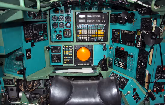 Vị trí ngồi của hoa tiêu (dẫn đường). Màn hình hiển thị đường bay của hoa tiêu chính là một trong hai chiếc màn hình hiển thị duy nhất trên chiếc máy bay ném bom chiến lược tầm xa này. Nguồn ảnh: CWR.