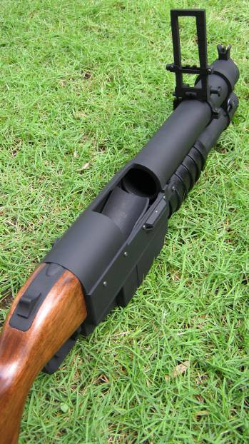 Súng sử dụng thước ngắm cơ khí tương tự như súng phóng lựu M79. Thước ngắm này được mở lên khi khai hỏa, và gấp lại khi người lính hành quân. Nguồn ảnh: Pinterest