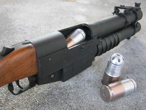 Súng có trọng lượng rỗng chỉ 3,7kg, và khi nạp đầy đạn trong lượng súng cũng chỉ nặng 4,6kg. Chiều dài súng 875mm, riêng độ dài nòng đạt 356mm. Nguồn ảnh: Pinterest