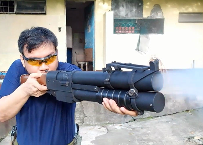 Súng sử dụng loại đạn lựu cỡ 40 x 46mm SR, đây được coi là dòng đạn của súng phóng lựu cầm tay có uy lực nhất hiện nay. Súng có thể bắn được nhiều loại đạn khác nhau từ đạn nổ miểng, đạn khói, đạn cháy tới cả đạn hóa học. Nguồn ảnh: Popular