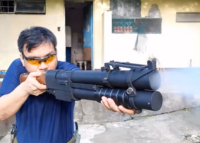 Súng sử dụng loại đạn lựu cỡ 40 x 46mm SR, đây được coi là dòng đạn của súng phóng lựu cầm tay có uy lực nhất hiện nay. Súng có thể bắn được nhiều loại đạn khác nhau từ đạn nổ miểng, đạn khói, đạn cháy tới cả đạn hóa học. Nguồn ảnh: Popular