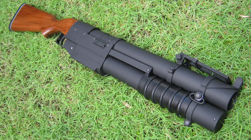 China Lake là dòng súng phóng lựu mang tính đột phá thời điểm chúng ra đời, khi mà hầu hết các loại súng phóng lựu cầm tay chỉ có thể bắn và nạp đạn từng viên, điều này rất mất thời gian và giảm đi hiệu quả trong những trận chiến cường độ cao. Sự xuất hiện của súng phóng lựu China Lake có thể lên đạn rất nhanh giúp người lính chiếm ưu thế trước đối phương. Nguồn ảnh: Arnies