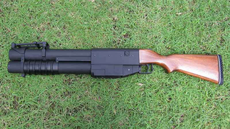 Tuy loại đạn lựu cỡ 40mm có ưu điểm về sức mạnh nhưng lại bộc lộ rắc rối khi người lính phải sử dụng sức nhiều mỗi khi kéo cần bơm để lên đạn. Điều này dễ làm người lính mỏi tay. Nguồn ảnh: the RPF