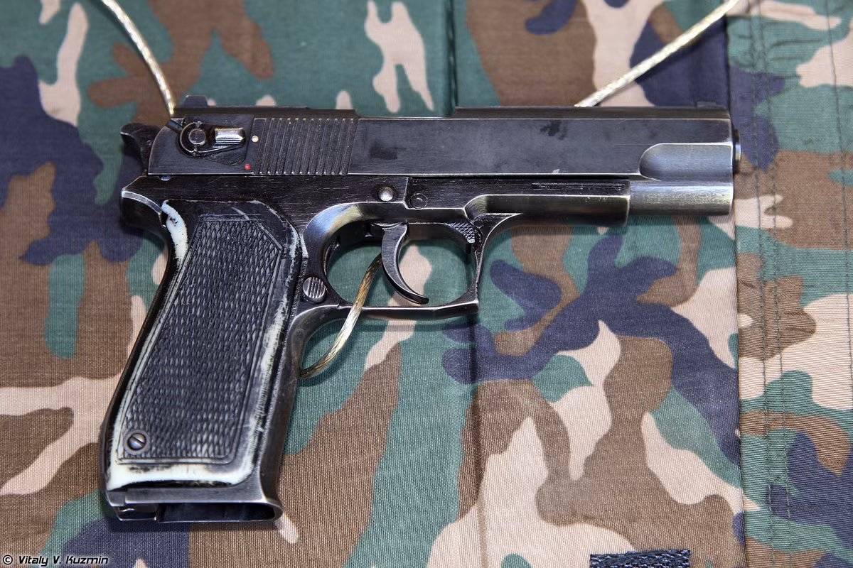 Tiêu chí thứ hai trong danh sách này của đặc nhiệm Nga là khẩu súng lục "ăn tạp nhất" thuộc về khẩu OTs-27 Berdysh. Được sản xuất bắt đầu từ năm 2002, khẩu súng này có thiết kế khá đặc biệt khi có thể bắn được với ba loại nòng khác nhau. Nguồn ảnh: Pinterest.