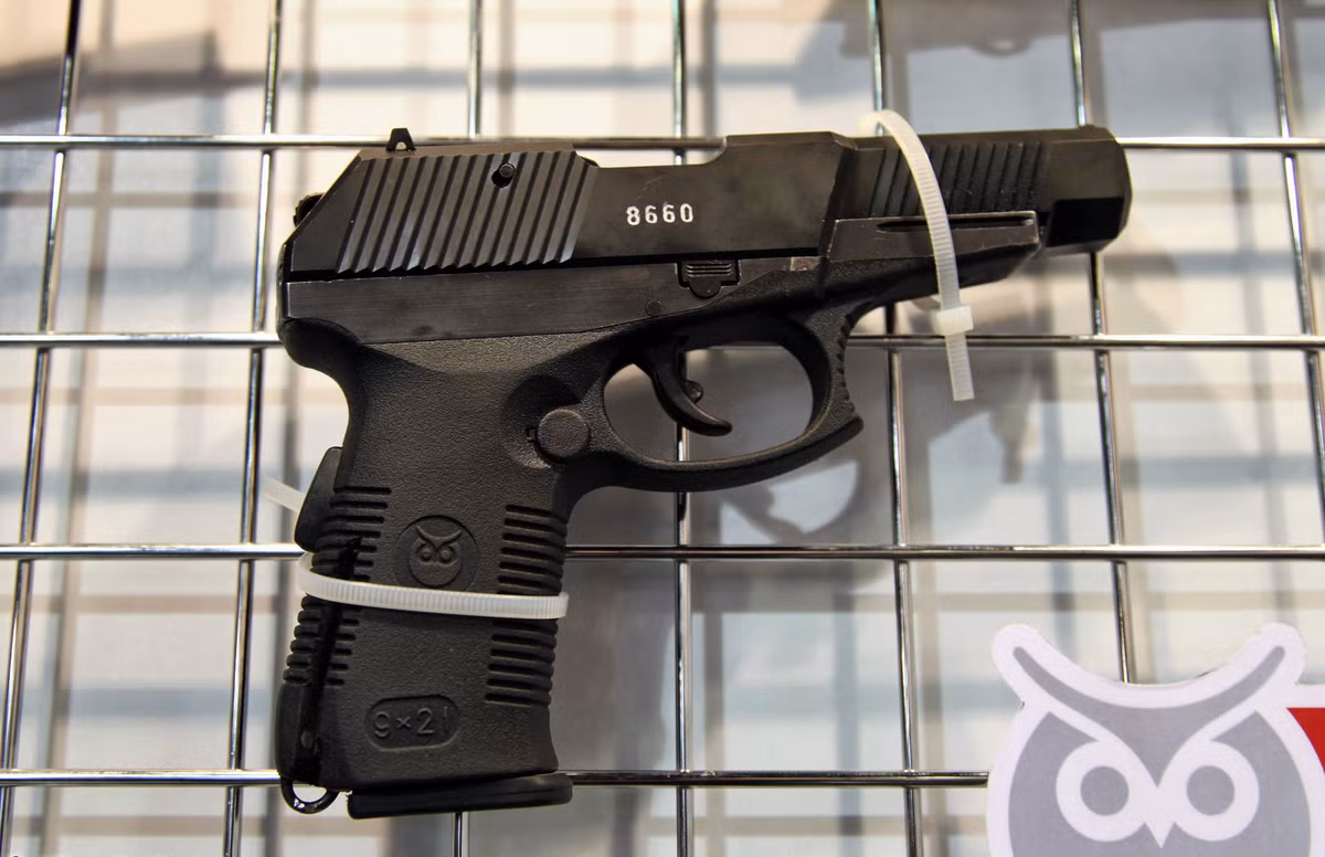 Được ra đời từ đầu những năm 1990, ngay từ đầu súng lục SR1PM đã được thiết kế để tăng tối ưu khả năng xuyên giáp do các nhà thiết kế Liên Xô và Nga nhận thấy áo giáp chống đạn đang càng ngày trở nên phổ biến, khi chúng dần gọn, nhẹ, rẻ, dễ mua hơn và đặc biệt là có thể mặc áo giáp bên trong comple như áo lót rất khó để phát hiện. Nguồn ảnh: Guns.