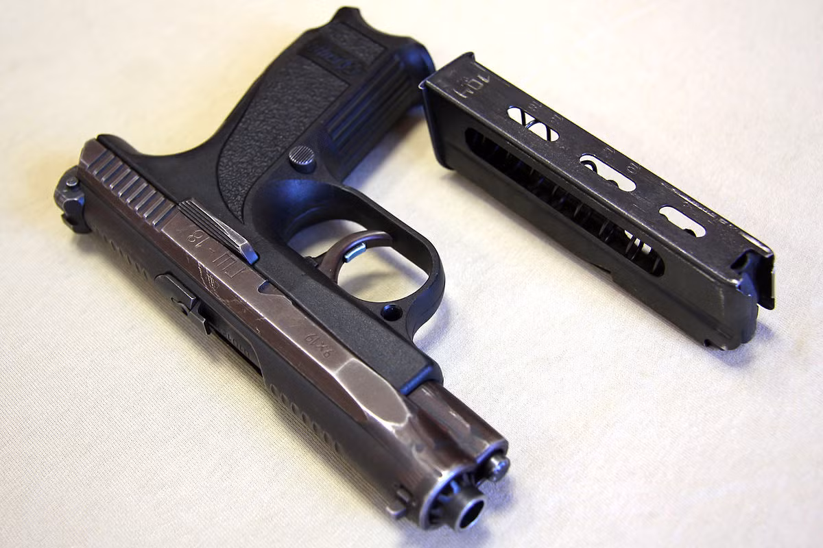 Sử dụng cỡ đạn 9mm, GSh-18 có khả năng chứa được tổng cộng 18 viên đạn trong băng và một viên trên nòng là 19 viên. Đây là thiết kế nguyên bản của GSh-18 cùng băng đạn hoàn toàn nằm gọn gàng trong ốp lót tay, không hề thừa ra ngoài như những loại "băng đạn mở rộng" được thiết kế riêng để tăng sức chứa đạn trên nhiều mẫu súng lục khác. Nguồn ảnh: Wiki.