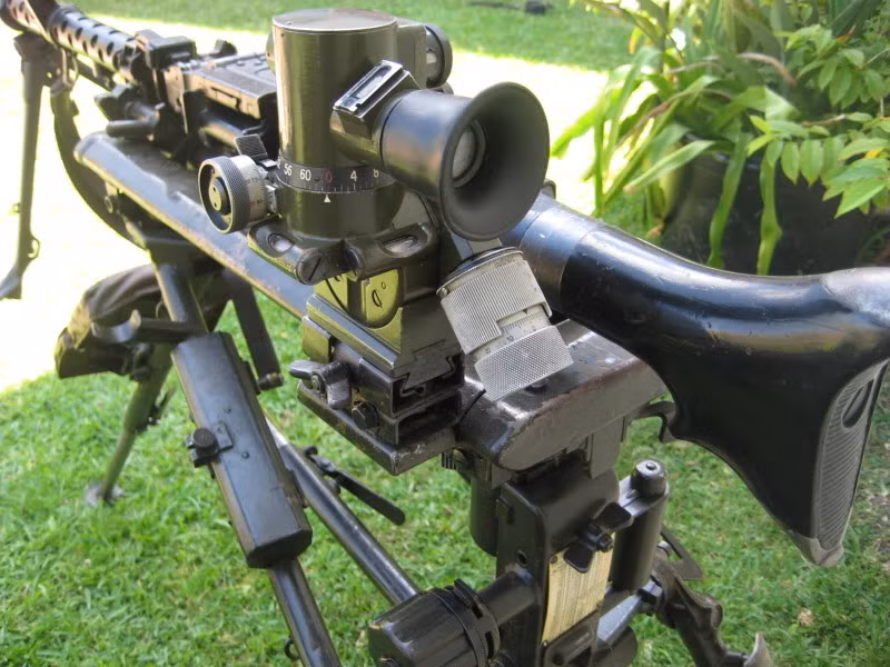 Không chỉ là một hệ thống ống ngắm khuếch đại hình ảnh, ống ngắm trên khẩu MG-42 còn có khả năng điều chỉnh độ lệch của đạn do gió (bù gió) và chỉnh được tầm xa (độ võng) của viên đạn phù thuộc vào từng phát bắn. Nguồn ảnh: Glue.