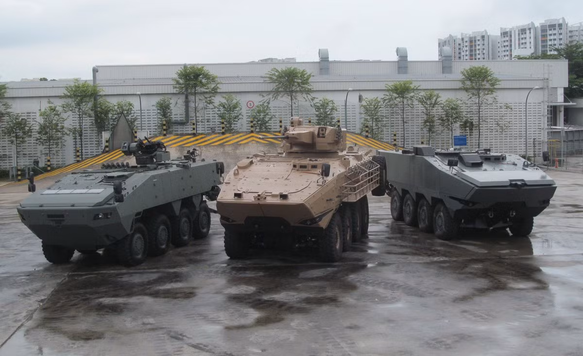 Các mẫu xe thiết giáp nổi tiếng do ST Kinetics sản xuất, từ trái sang Terrex 2, Terrex 3 và Terrex 1. Do khối lượng tăng nên Terrex 3 không có khả năng đổ bộ, đây cũng là một hạn chế của xe so với 2 phiên bản trước. Ảnh: Jane's Defence Weekly