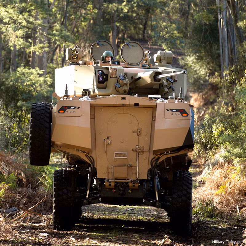 Đáy xe được thiết kế với 2 lớp hình chữ V giúp giảm thiểu thiệt hại khi cán mìn, vật liệu nổ tự chế. Hệ thống treo của xe được thiết kế đặc biệt cho phép vượt nhiều địa hình hiểm trở. Ảnh: Military Today