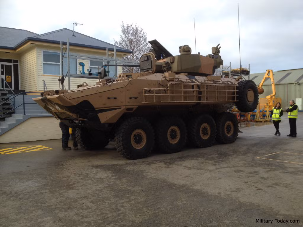 Trong đó, mẫu xe thiết giáp chở quân Terrex 3 là một thiết kế rất ấn tượng và đầy sức mạnh. Đây là phiên bản phát triển hơn nữa từ Terrex 2. Xe được phát triển nhằm đáp ứng yêu cầu về mẫu xe trinh sát bọc thép cho quân đội Australia. Ảnh: Military Today