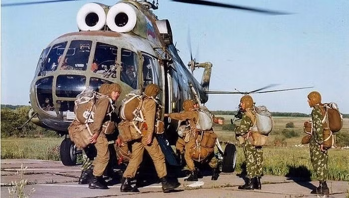 Khi còn ở trên máy bay quân trang của lính dù Liên Xô khá nặng nề vì họ còn phải mang theo tới hai chiếc dù, một chính, một phụ, cùng với đó là trang bị vũ khí, nhu yếu phẩm phục vụ cho tác chiến dài ngày trong lòng địch. Nguồn ảnh: Englishrussia.