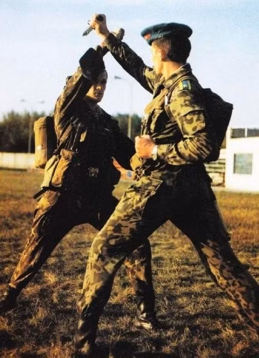 Tác chiến tay đôi là điều mà bất cứ lính Dù Liên Xô nào cũng thuộc nằm lòng vì nhiều nhiệm vụ đòi hỏi họ phải bí mật hoạt động không khác gì lực lượng đặc nhiệm. Nguồn ảnh: Englishrussia.