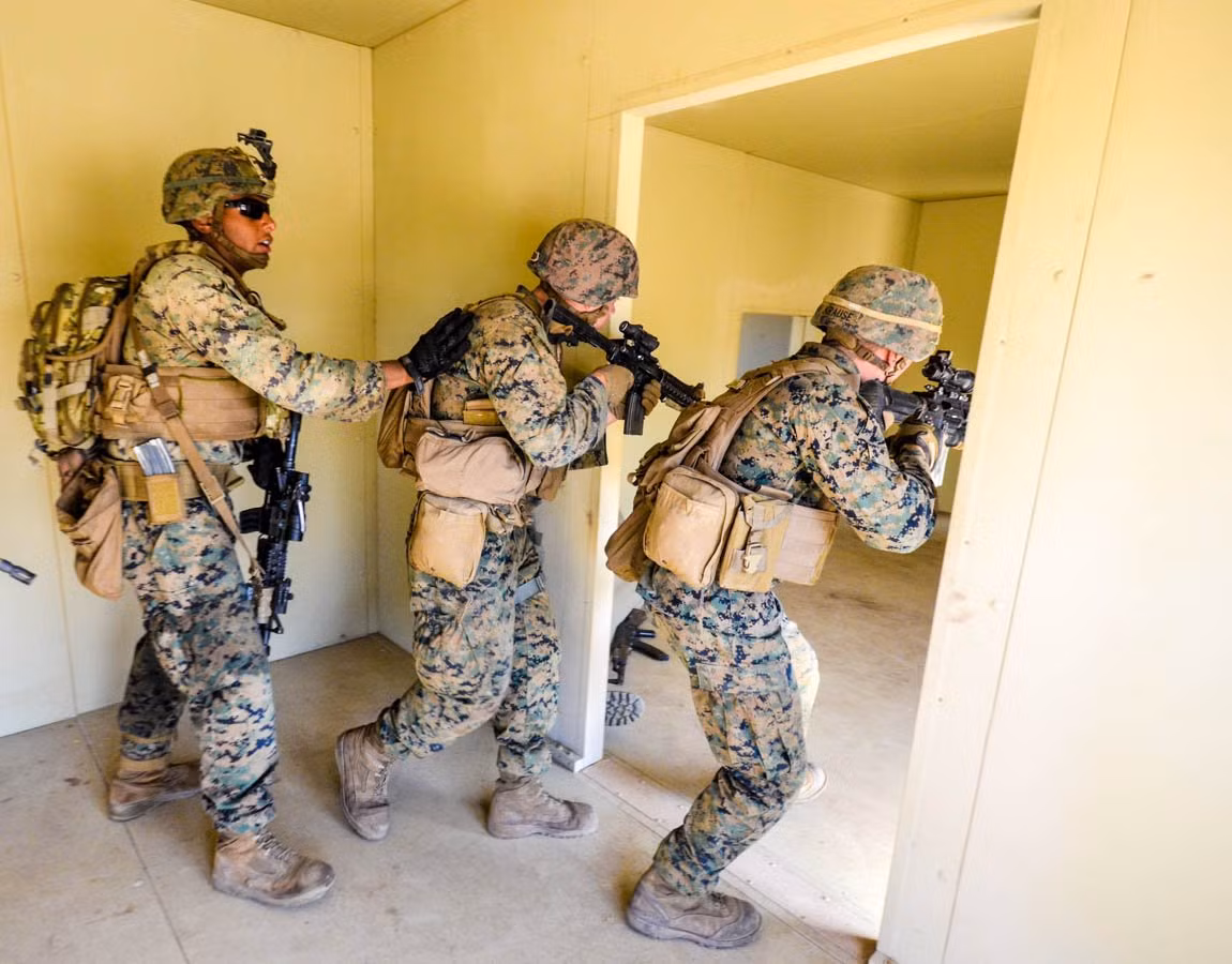 Binh lính Mỹ đang tiến hành lục soát các căn nhà ven biển để truy quét quân địch sau khi đổ bộ vào từ bờ biển trong khuôn khổ một cuộc tập trận đổ bộ bờ biển. Nguồn ảnh: BI.