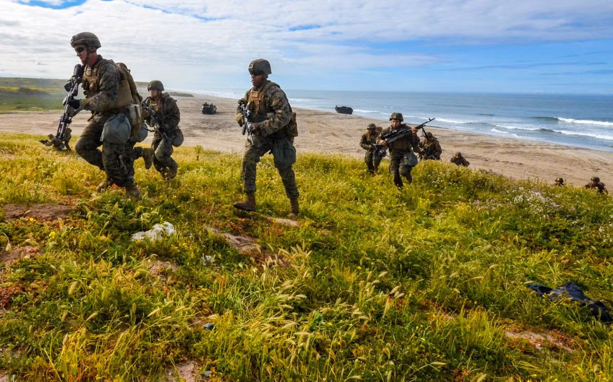 Chiếm được bờ biển đồng nghĩa với việc lực lượng tấn công đã thiết lập được cầu tiếp vận để tăng cường lực lượng viện trợ cho các đơn vị đánh thọc sâu vào các tuyến phòng thủ của đối phương. Nguồn ảnh: BI.