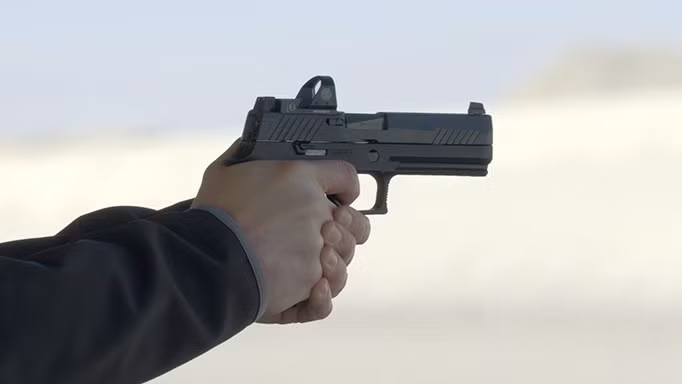 Điểm quan trọng nhất giúp khẩu súng này vượt mặt khẩu M1911 huyền thoại của quân đội Mỹ chính là nó có khả năng gắn thêm các thiết bị phụ trợ cực kỳ phong phú. Các thiết bị phụ trợ bao gồm kính ngắm các loại, đèn pin, đèn lade, ống giảm thanh, ống che lửa đầu nòng,... tất cả đều được sản xuất riêng cho khẩu P320, đảm bảo tính tương thích và hiệu quả khi sử dụng. Nguồn ảnh: Tatical.