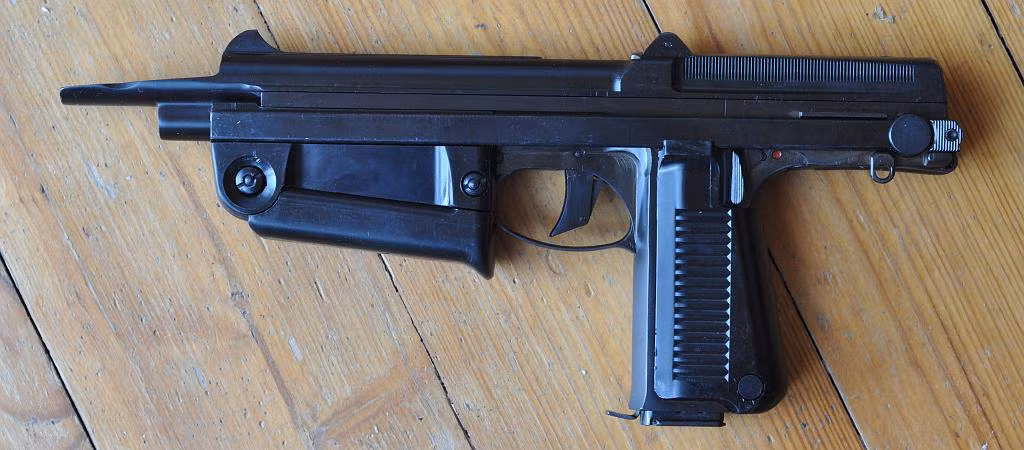 Với trọng lượng chỉ 1,6kg, chiều dài súng chỉ 333mm, và khi mở báng gấp súng cũng chỉ có chiều dài 583mm. Nguồn ảnh: Guns