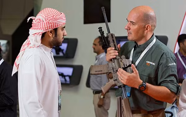 Súng trường tấn công CAR-816 sử dụng cỡ đạn 5,56 x 45mm. Băng đạn tiêu chuẩn 30 viên. Nguồn ảnh: Guns