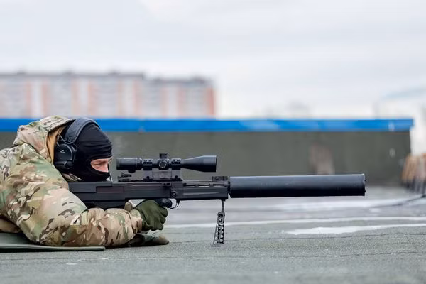 Đây là một trong những sát thủ bắn tỉa nguy hiểm nhất hiện nay, với độ chính xác cao, độ xuyên giáp cực tốt và đặc biệt cơ động với sự im lặng chết người khi khai hỏa. Nguồn ảnh: Центр