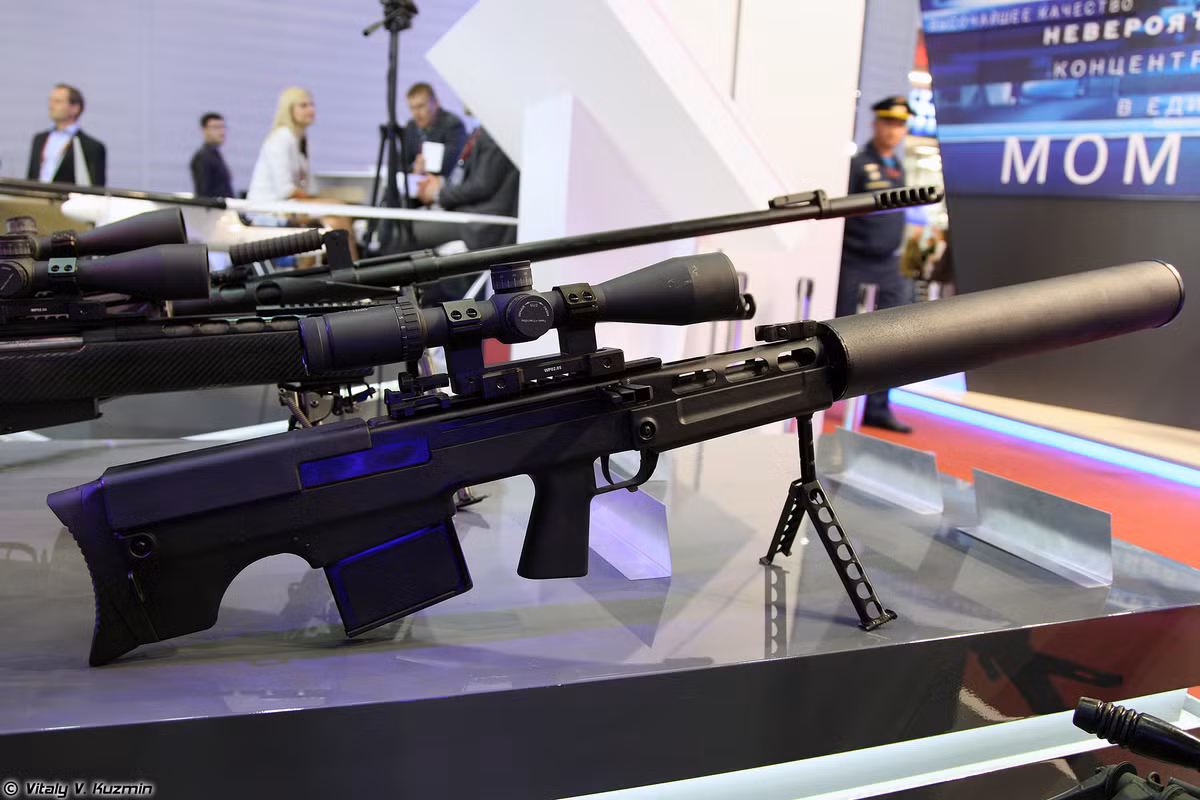 Tuy thế khi cần thiết, ống hãm thanh cũng có thể tháo nắp dễ dàng để dễ cơ động hay cất giấu súng. Nguồn ảnh: Wikimedia