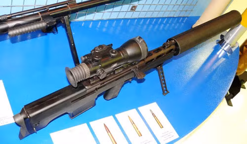 Chiều dài súng được rút ngắn do thiết kế dạng bullpup đặc trưng với băng đạn phía sau, từ đó chiều dài súng chỉ còn 1.125mm. Nguồn ảnh: LiveLeak