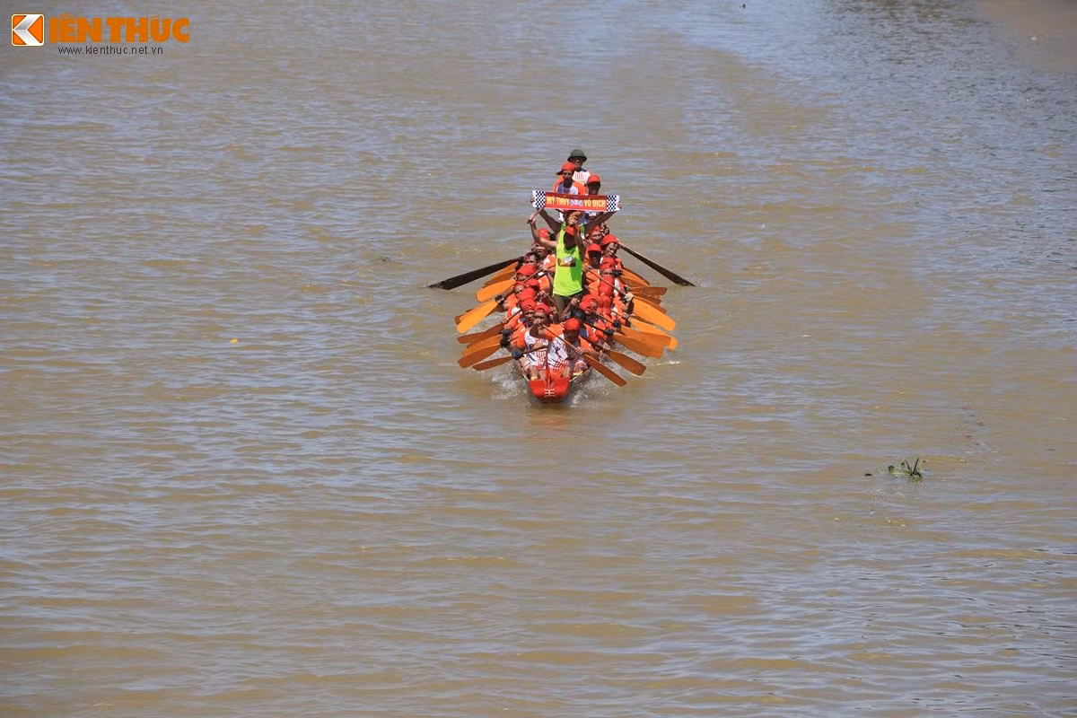 Đò bơi xã Mỹ Thủy cán đích đầu tiên trong chung kết bảng A. Đây là thứ 2 liên tiếp, đò bơi xã Mỹ Thủy vô địch chung kết hạng A. Ảnh: Quốc Minh.