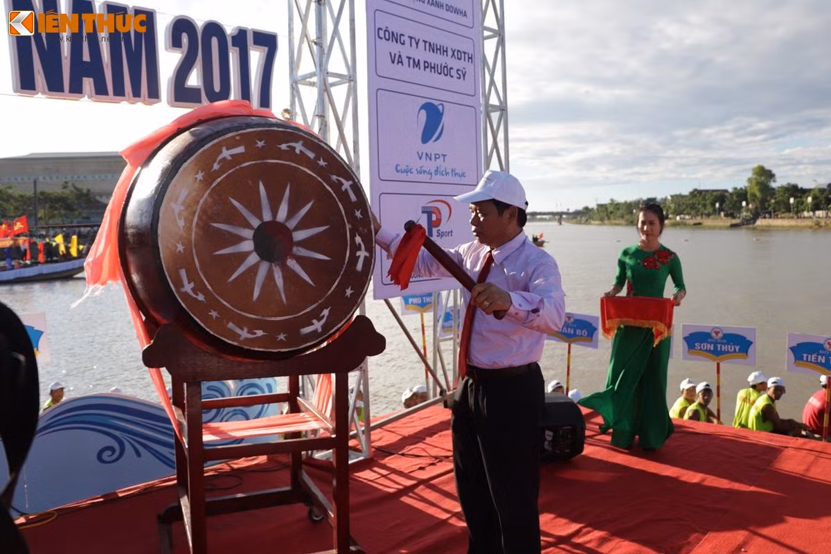 Ông Nguyễn Quang Năm, Bí thư huyện Ủy, Chủ tịch HDND huyện Lệ Thủy đánh trống khai hội. Ảnh: Quốc Minh.