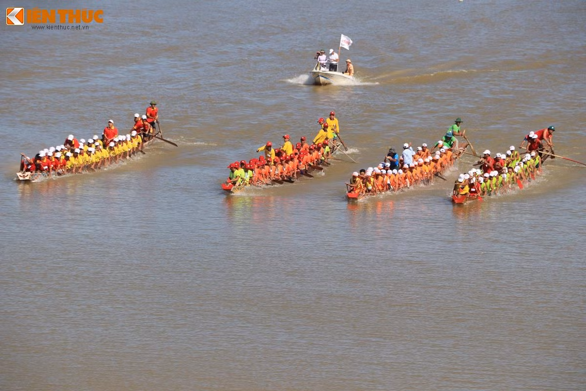 Các đò bơi đang bứt phá vượt lên trên đối thủ. Lễ hội bơi, đua thuyền trên sông Kiến Giang có lịch sử khá lâu đời bắt nguồn từ lễ hội cầu mưa thuận gió hòa. Ảnh: Quốc Minh.