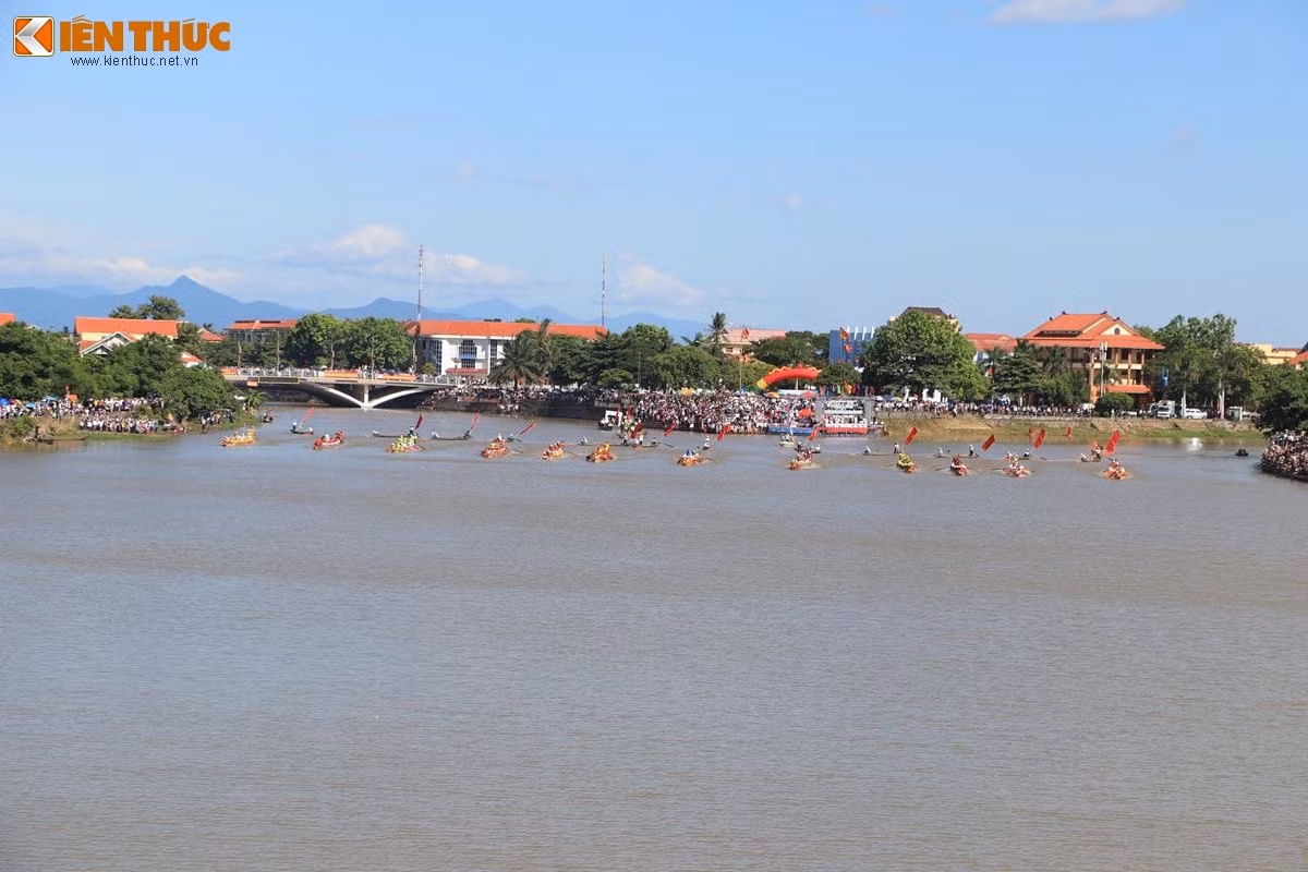 Sau tiếng pháo hiệu, các đò bơi rẽ sóng lao lên phía trước, bứt phá lúc xuất phát rất quan trọng đối với thắng lợi cuối cùng. Ảnh: Quốc Minh.