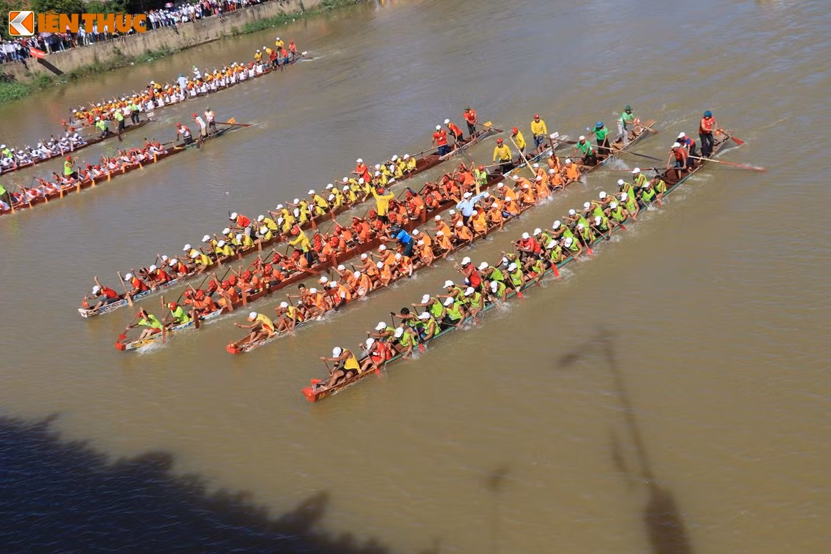 Vào mùa hạn, dân làng cúng lễ và “hô huầy’’ đẩy thuyền xuống sông để cầu mưa, lâu dần tục lệ đã biến thành ngày hội chung của cả huyện. Ảnh: Quốc Minh.