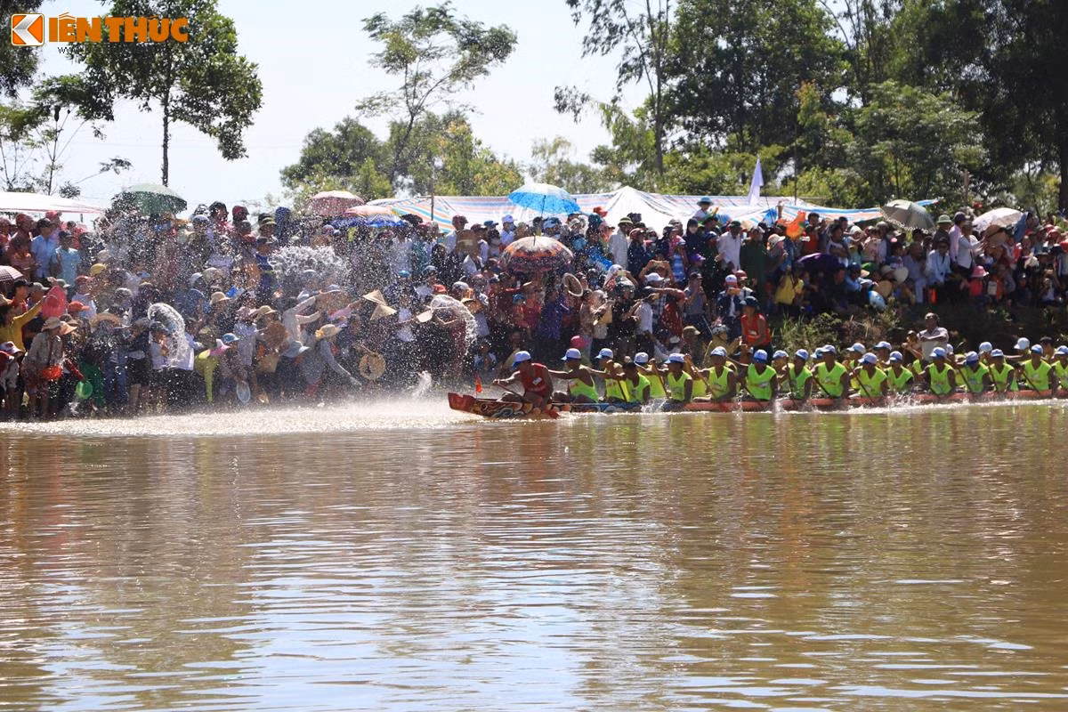 Từ đó đến nay trở thành lễ hội truyền thống hàng năm trong mỗi dịp Quốc khánh, người dân địa phương thường gọi là Tết độc lập. Không khí những ngày Tết độc lập trên quê hương Lệ Thủy còn náo nhiệt hơn cả Tết Nguyên đán. Ảnh: Quốc Minh.