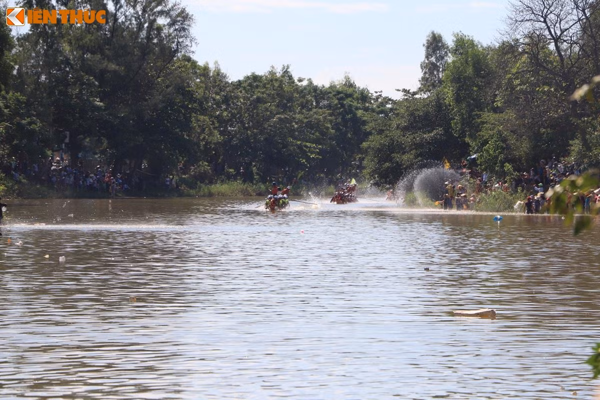 Năm 1946, người dân Lệ Thủy tổ chức lễ hội bơi, đua thuyền mừng Quốc khánh đầu tiên của nước Việt Nam Dân Chủ Cộng Hòa (nay là Cộng Hòa Xã Hội Chủ Nghĩa Việt Nam). Ảnh: Quốc Minh.