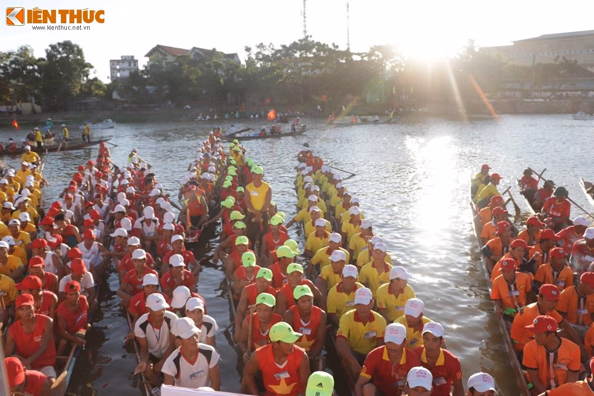 Lễ hội năm nay có sự tham gia của 24 đò bơi dành cho nam, chia thành 2 bảng A và B và 8 đò đua dành cho nữ. Ảnh: Quốc Minh.
