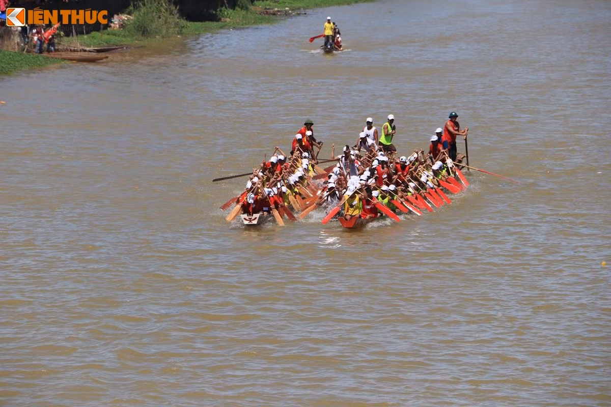 3 đò bơi kìm kẹp nhau cạnh tranh từng mét một để vượt lên trên đối thủ. Ảnh: Quốc Minh.