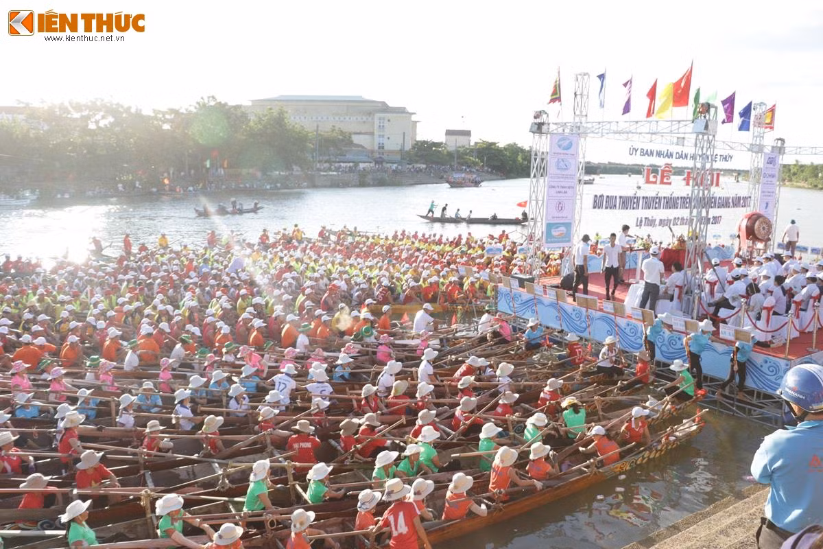 Các đò bơi và đua tập kết tại vị trí làm lễ khai mạc. Ảnh: Quốc Minh.